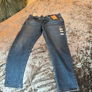 NWT Levi’s boyfriend cut size 4